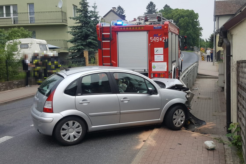 Wypadek w Białym Borze. Citroen wbił się w barierę