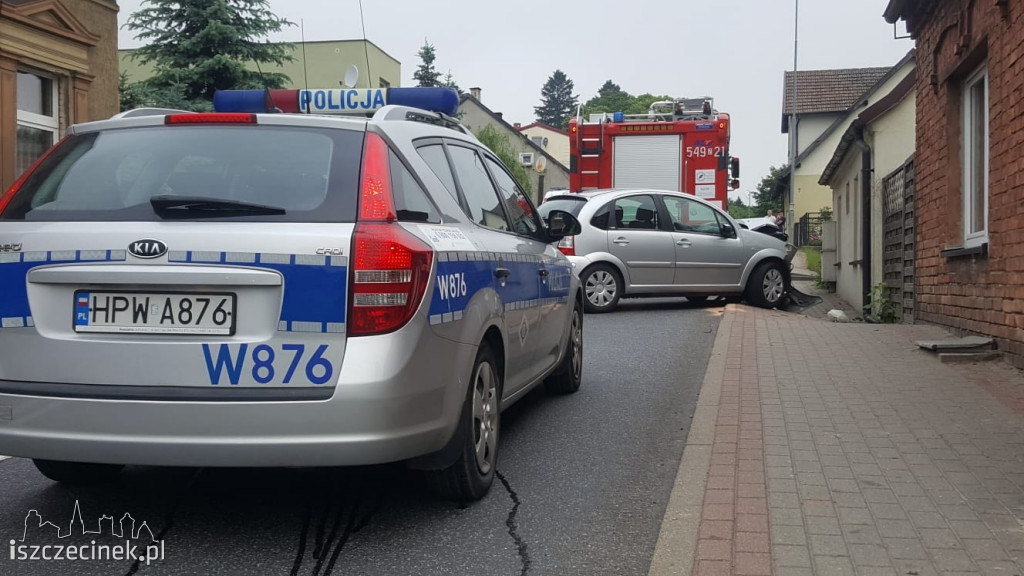 Wypadek w Białym Borze. Citroen wbił się w barierę