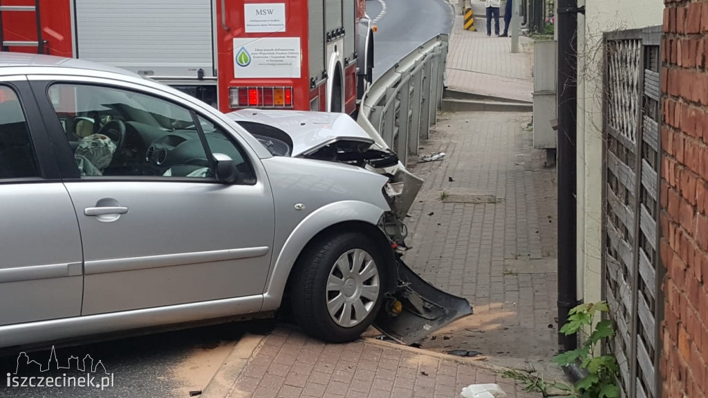 Wypadek w Białym Borze. Citroen wbił się w barierę
