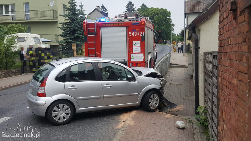 Wypadek w Białym Borze. Citroen wbił się w barierę