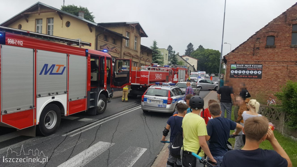 Wypadek w Białym Borze. Citroen wbił się w barierę