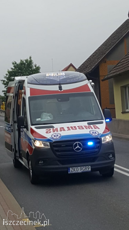 Wypadek w Białym Borze. Citroen wbił się w barierę