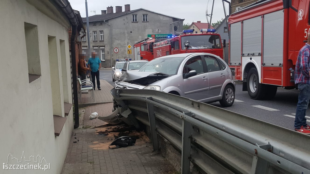 Wypadek w Białym Borze. Citroen wbił się w barierę
