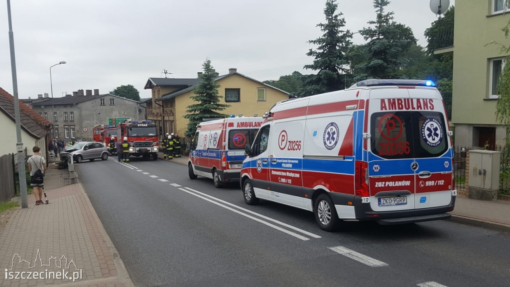 Wypadek w Białym Borze. Citroen wbił się w barierę