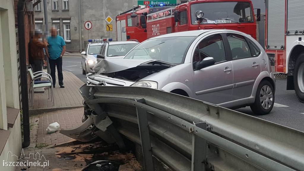 Wypadek w Białym Borze. Citroen wbił się w barierę