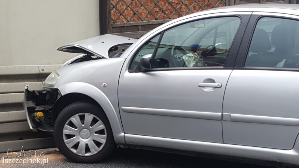 Wypadek w Białym Borze. Citroen wbił się w barierę