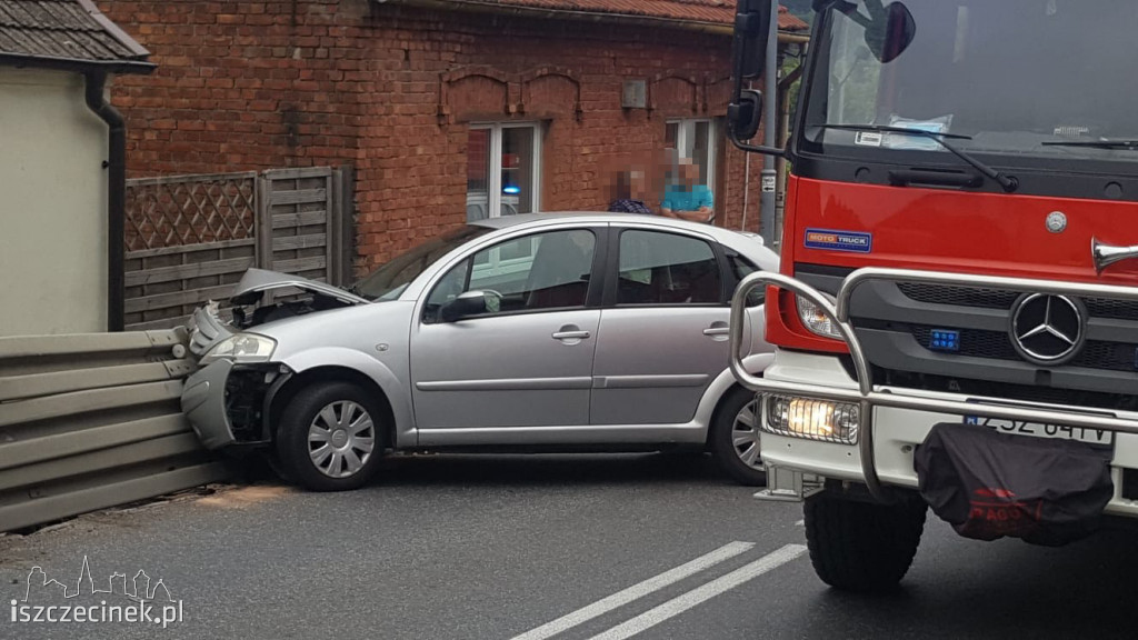Wypadek w Białym Borze. Citroen wbił się w barierę