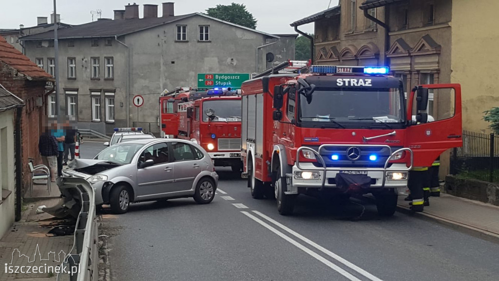 Wypadek w Białym Borze. Citroen wbił się w barierę
