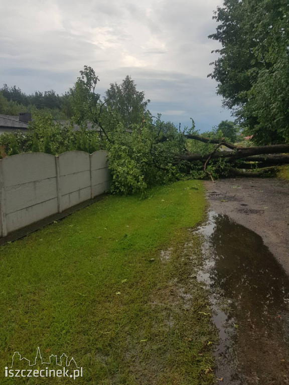Burze przechodzą nad regionem. Zalane ulice i budynki, zablokowana droga