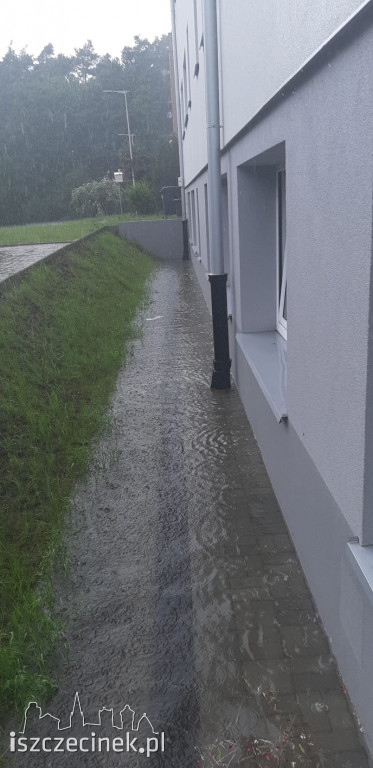 Burze przechodzą nad regionem. Zalane ulice i budynki, zablokowana droga