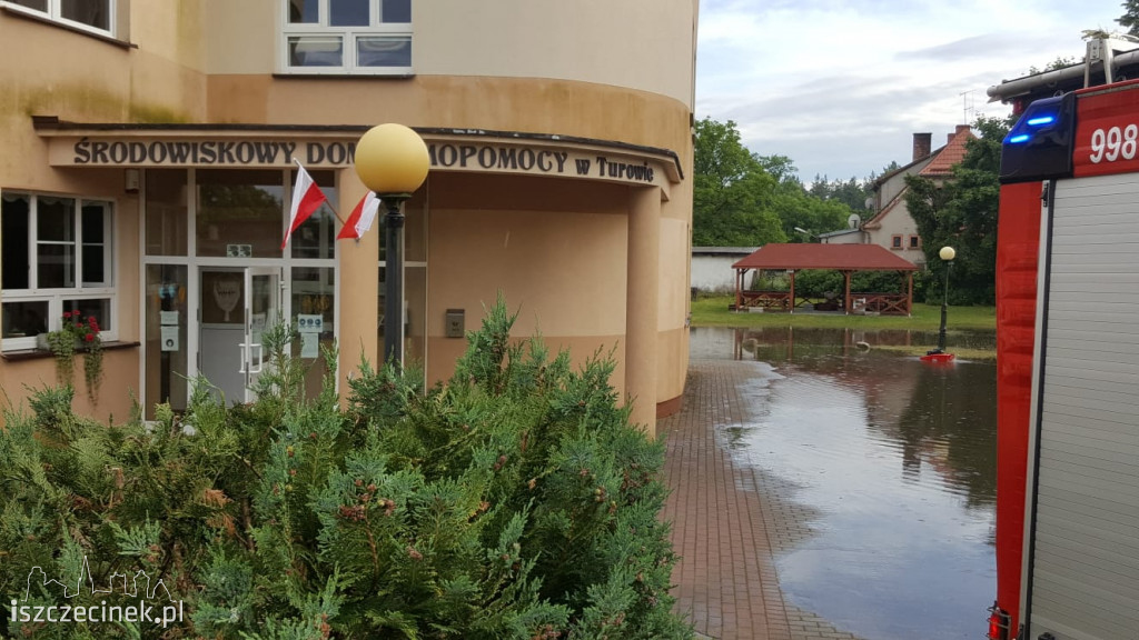Burze przechodzą nad regionem. Zalane ulice i budynki, zablokowana droga