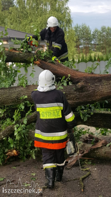Burze przechodzą nad regionem. Zalane ulice i budynki, zablokowana droga