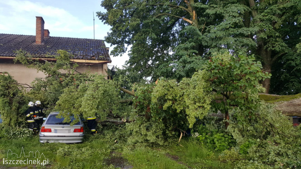 Burze przechodzą nad regionem. Zalane ulice i budynki, zablokowana droga