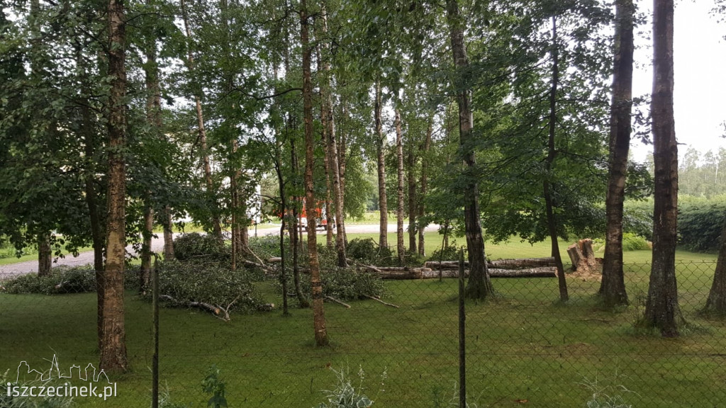 Burze przechodzą nad regionem. Zalane ulice i budynki, zablokowana droga