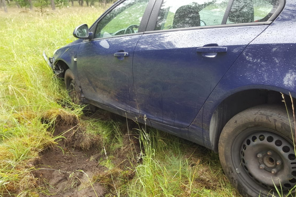 Opel wpadł do rowu