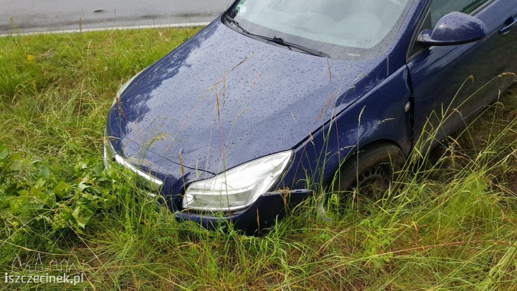 Opel wpadł do rowu