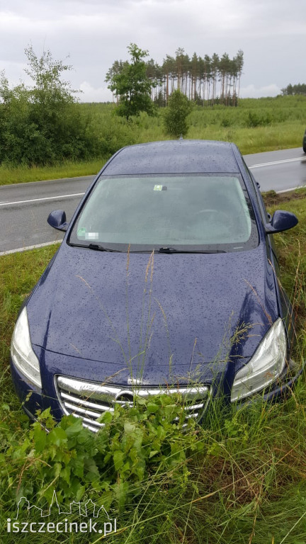 Opel wpadł do rowu