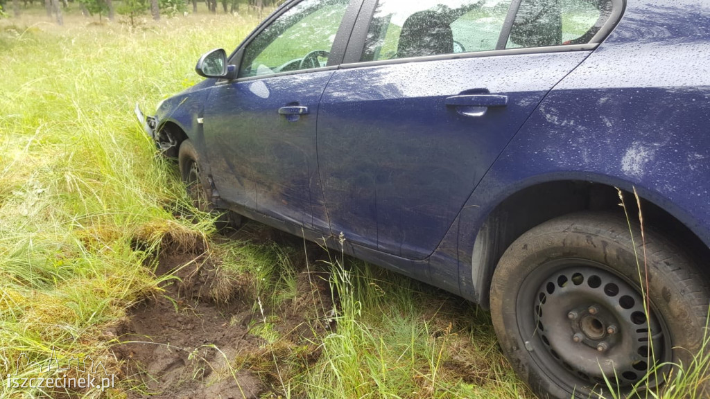Opel wpadł do rowu