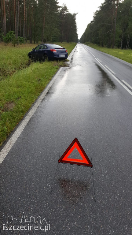 Opel wpadł do rowu
