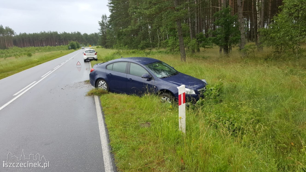 Opel wpadł do rowu