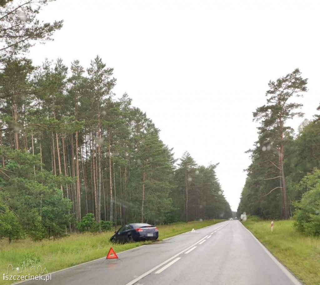 Opel wpadł do rowu