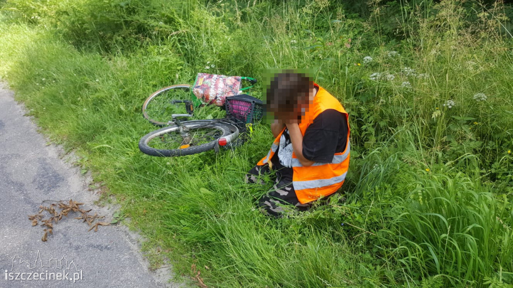 Wymijał pijaną rowerzystkę, uderzył w drzewo