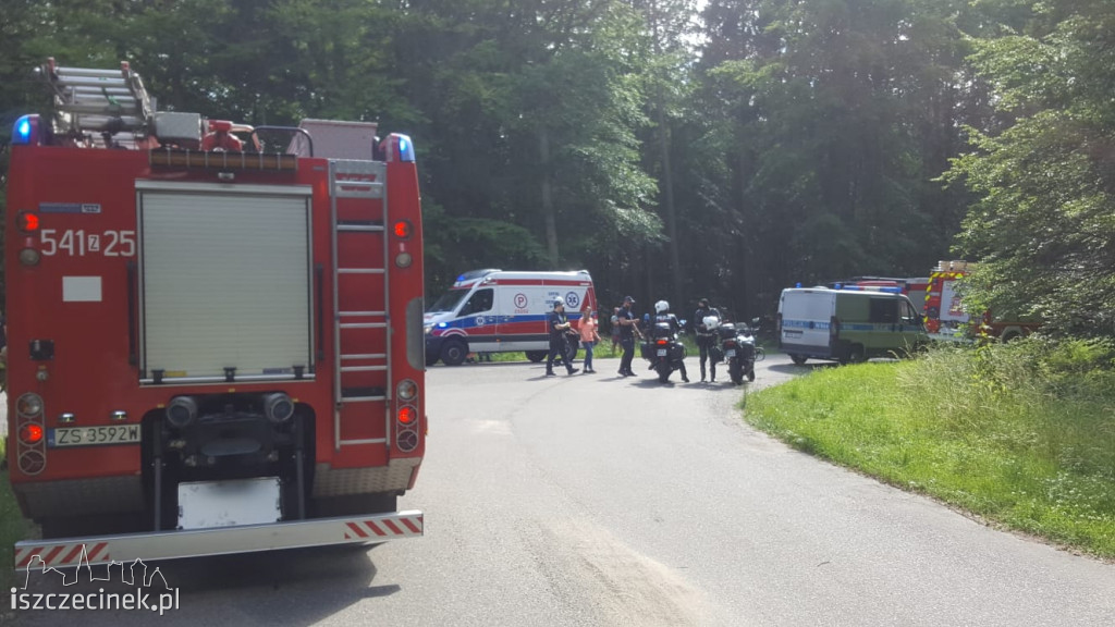 Wymijał pijaną rowerzystkę, uderzył w drzewo