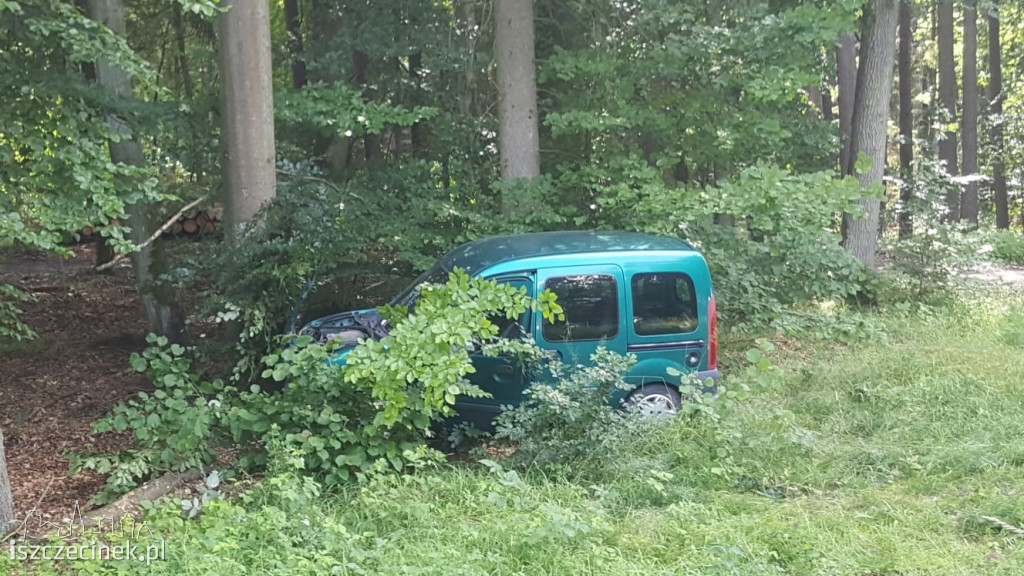 Wymijał pijaną rowerzystkę, uderzył w drzewo