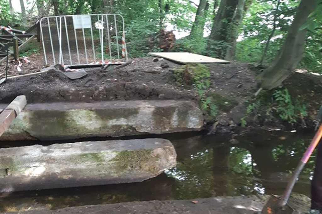 Mostek zniszczony. Dookoła jeziora z utrudnieniami