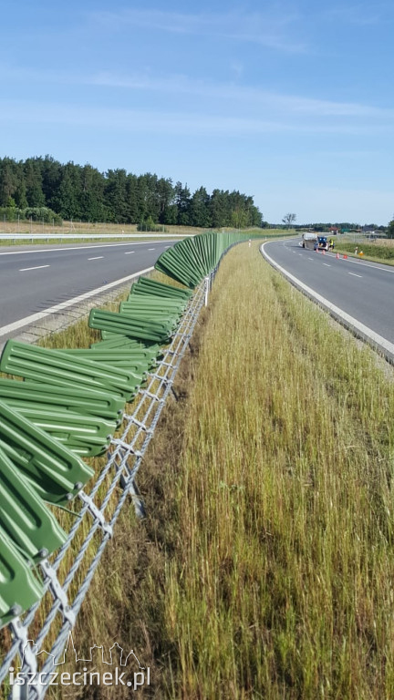 Niebezpiecznie na S-11. Kierowca zasnął za kierownicą i uderzył w barierę