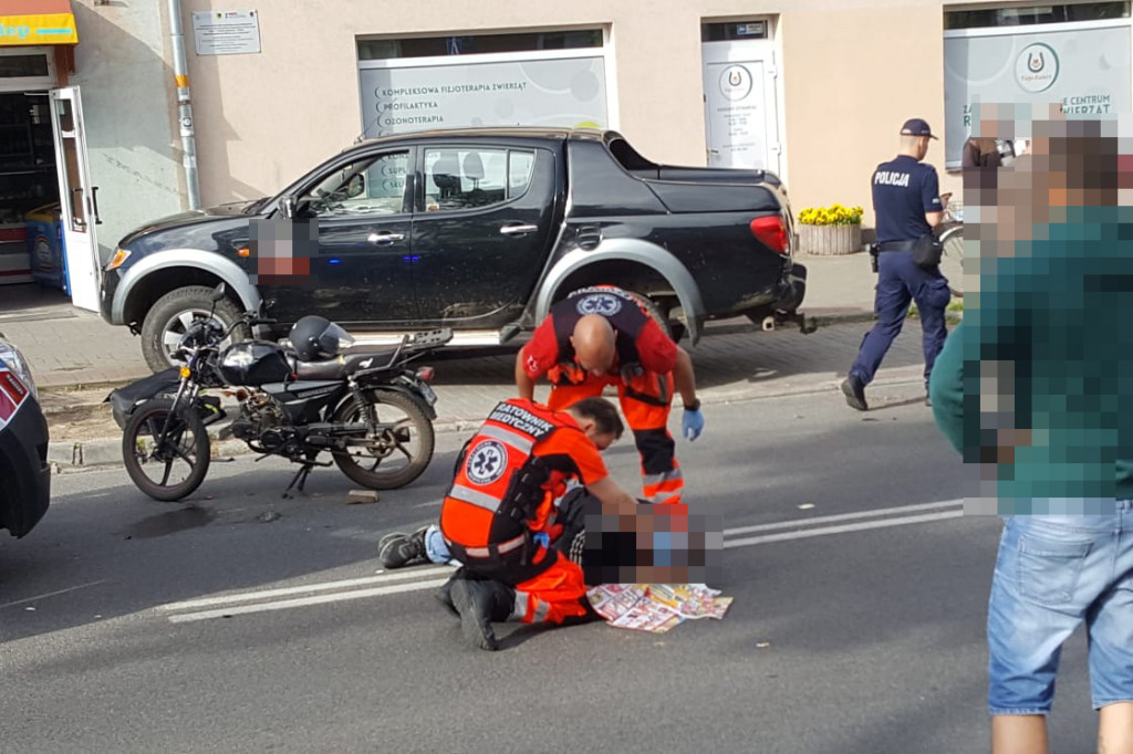 Wypadek pod szpitalem. Motorowerzysta zderzył się z samochodem