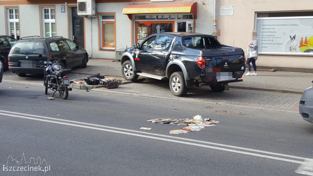 Wypadek pod szpitalem. Motorowerzysta zderzył się z samochodem