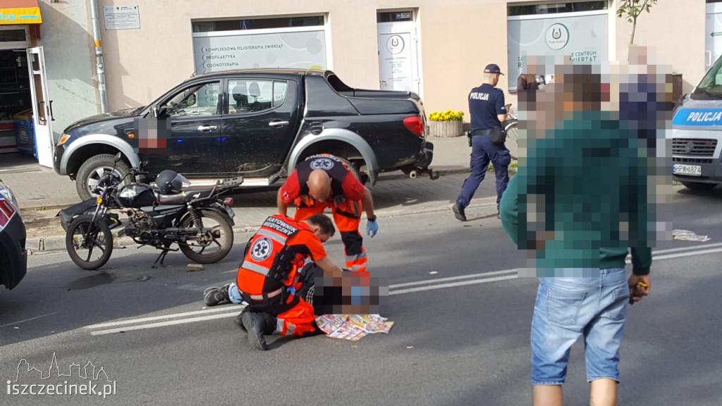 Wypadek pod szpitalem. Motorowerzysta zderzył się z samochodem