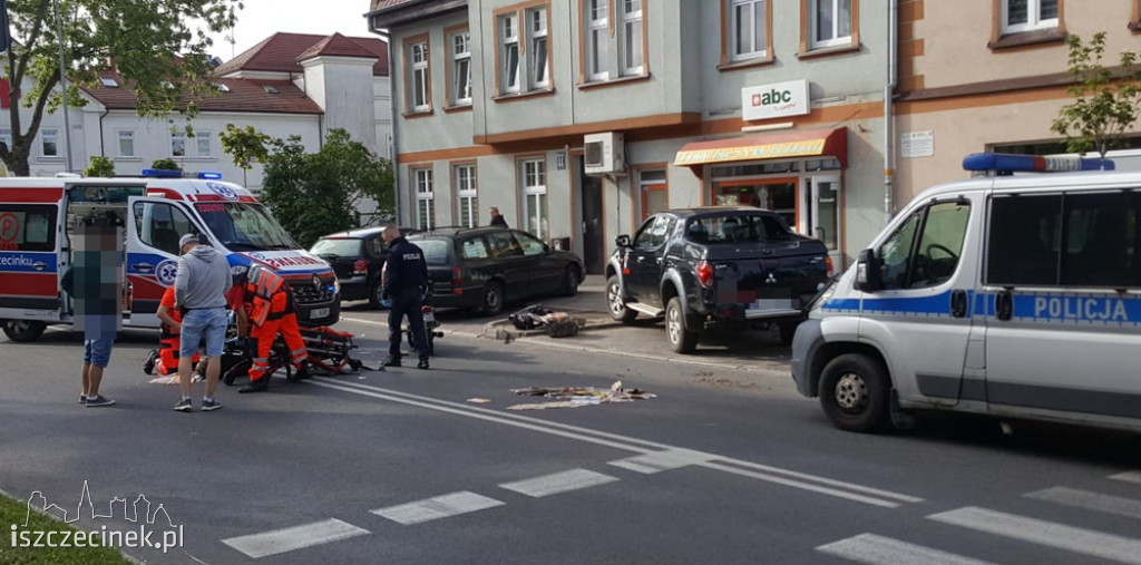 Wypadek pod szpitalem. Motorowerzysta zderzył się z samochodem