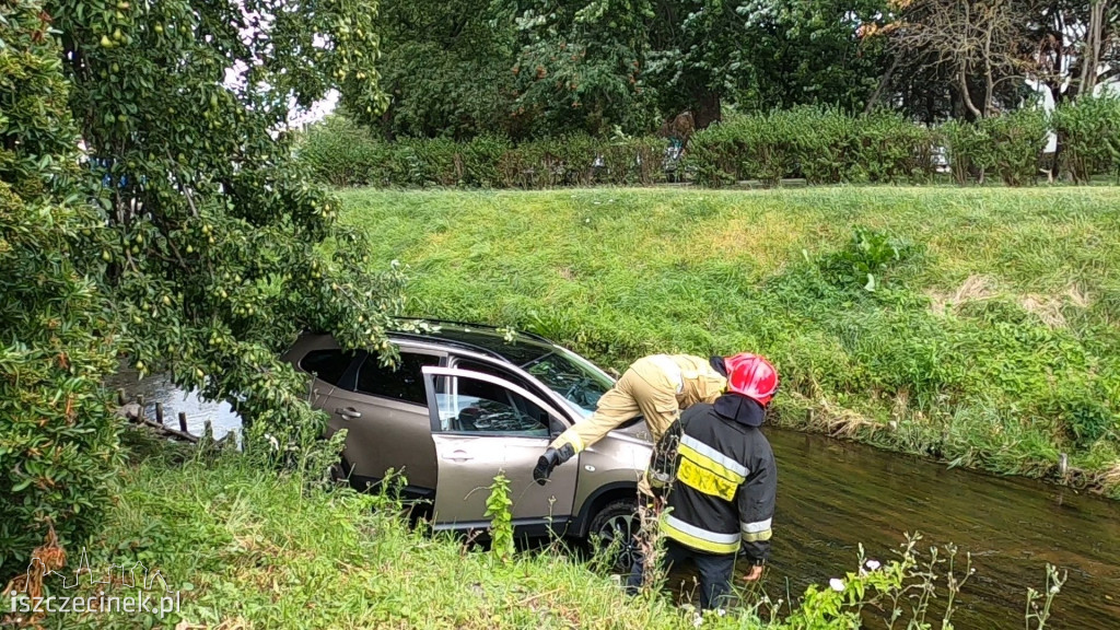 Nissan wpadł do Niezdobnej w centrum miasta