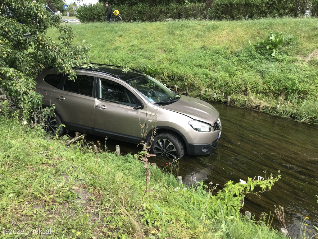 Nissan wpadł do Niezdobnej w centrum miasta