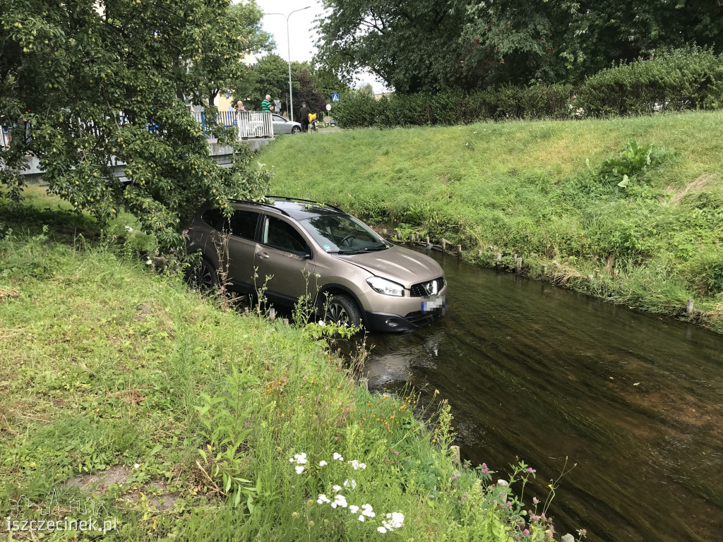 Nissan wpadł do Niezdobnej w centrum miasta