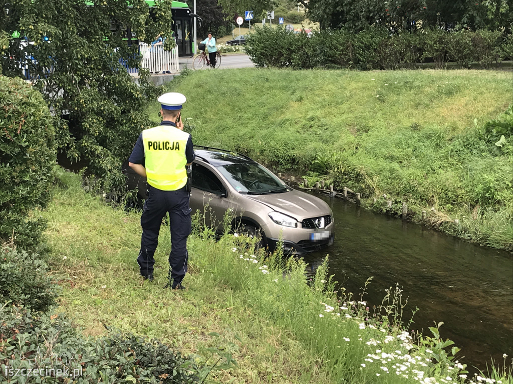 Nissan wpadł do Niezdobnej w centrum miasta