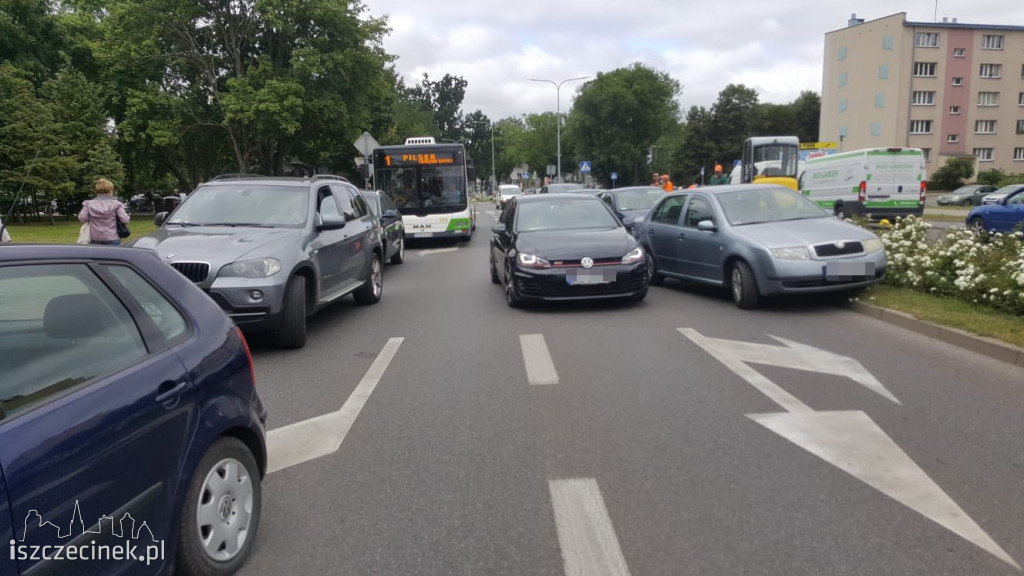 Groźny wypadek w centrum miasta. Kobieta potrącona na pasach