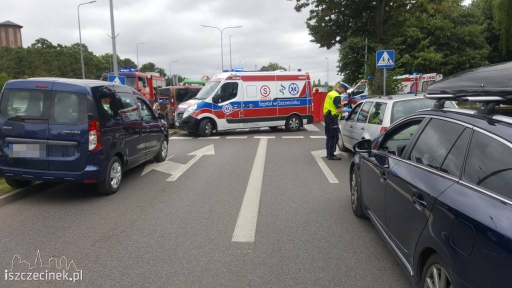 Groźny wypadek w centrum miasta. Kobieta potrącona na pasach