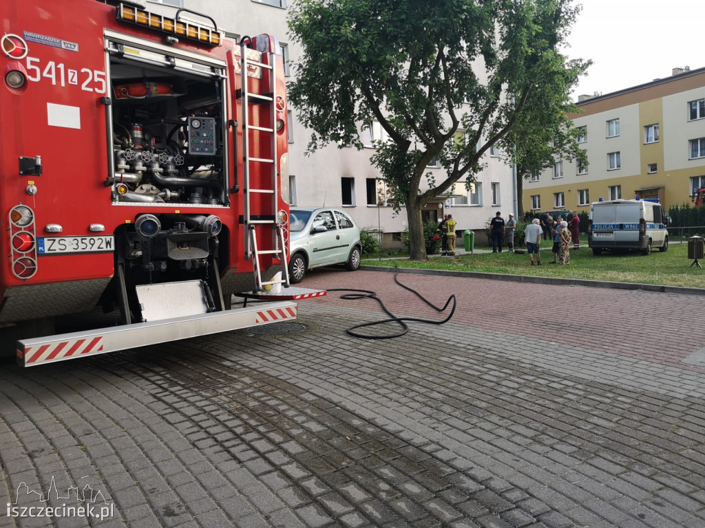 Doszczętnie spłonęło mieszkanie w centrum miasta. Ewakuacja mieszkańców