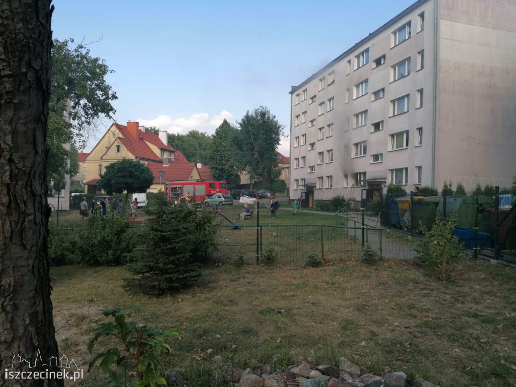Doszczętnie spłonęło mieszkanie w centrum miasta. Ewakuacja mieszkańców