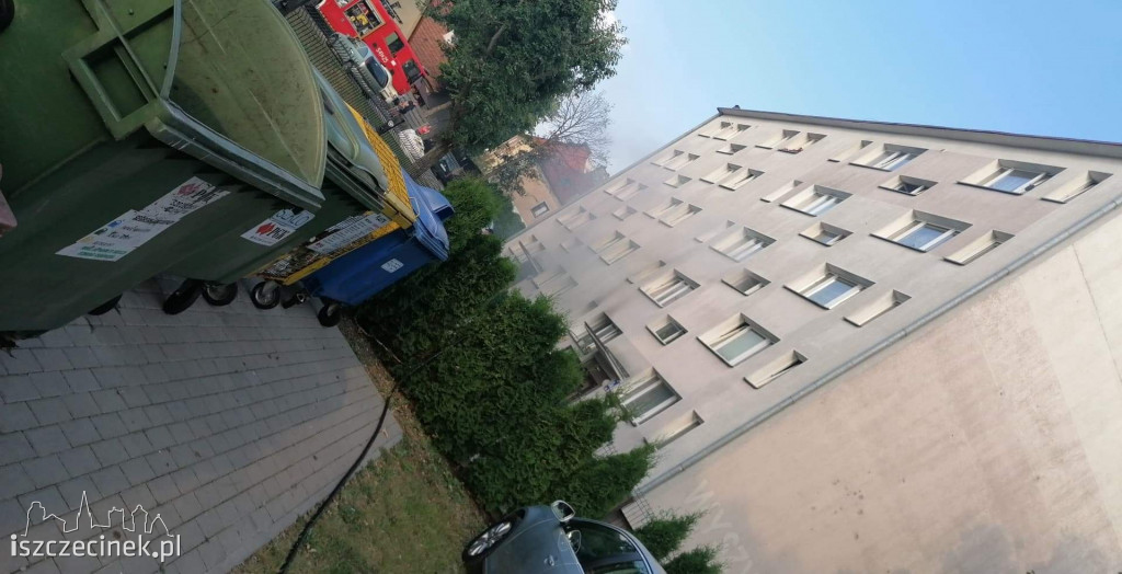 Doszczętnie spłonęło mieszkanie w centrum miasta. Ewakuacja mieszkańców