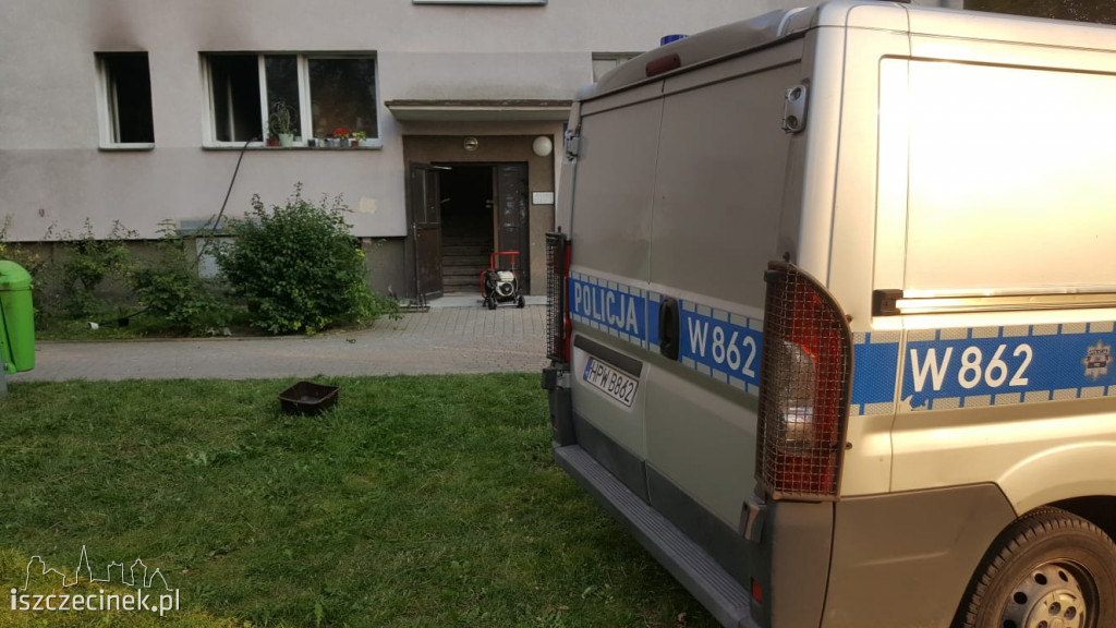 Doszczętnie spłonęło mieszkanie w centrum miasta. Ewakuacja mieszkańców