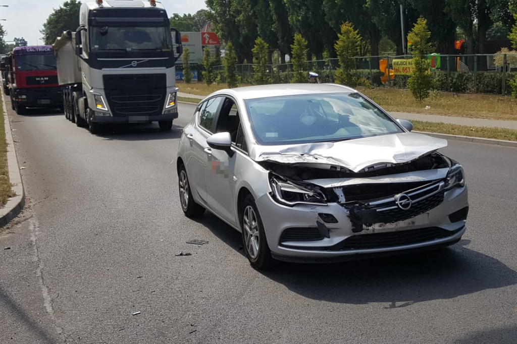 Wypadek na ulicy Sikorskiego. Osobówka wjechała w tył ciężarówki