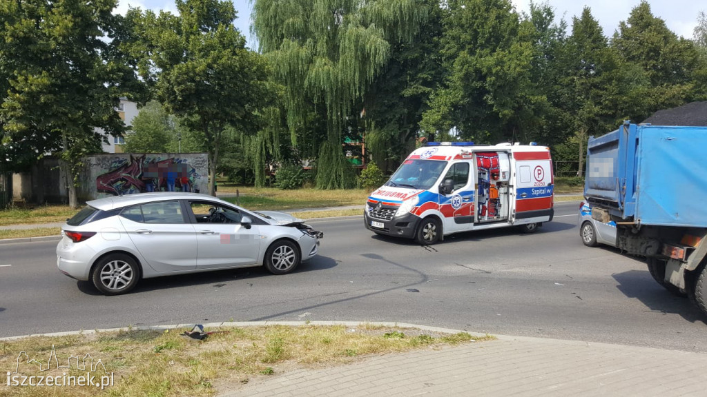 Wypadek na ulicy Sikorskiego. Osobówka wjechała w tył ciężarówki