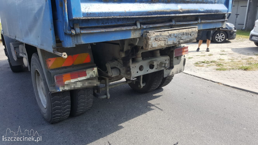 Wypadek na ulicy Sikorskiego. Osobówka wjechała w tył ciężarówki