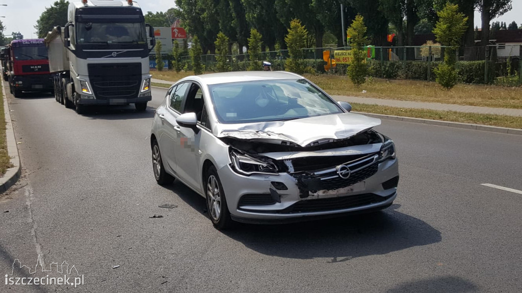 Wypadek na ulicy Sikorskiego. Osobówka wjechała w tył ciężarówki