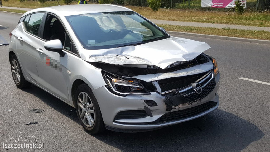 Wypadek na ulicy Sikorskiego. Osobówka wjechała w tył ciężarówki