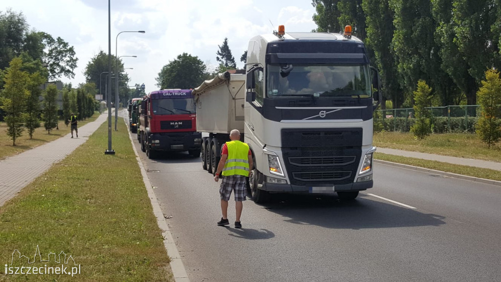 Wypadek na ulicy Sikorskiego. Osobówka wjechała w tył ciężarówki